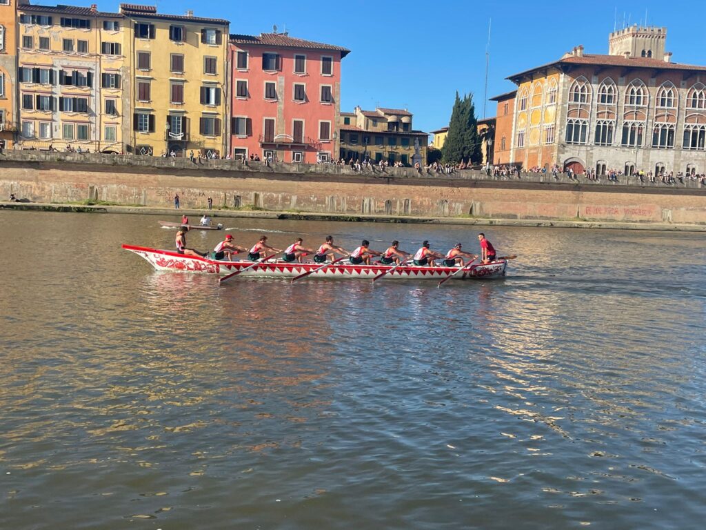 La Barca Rossa in acqua